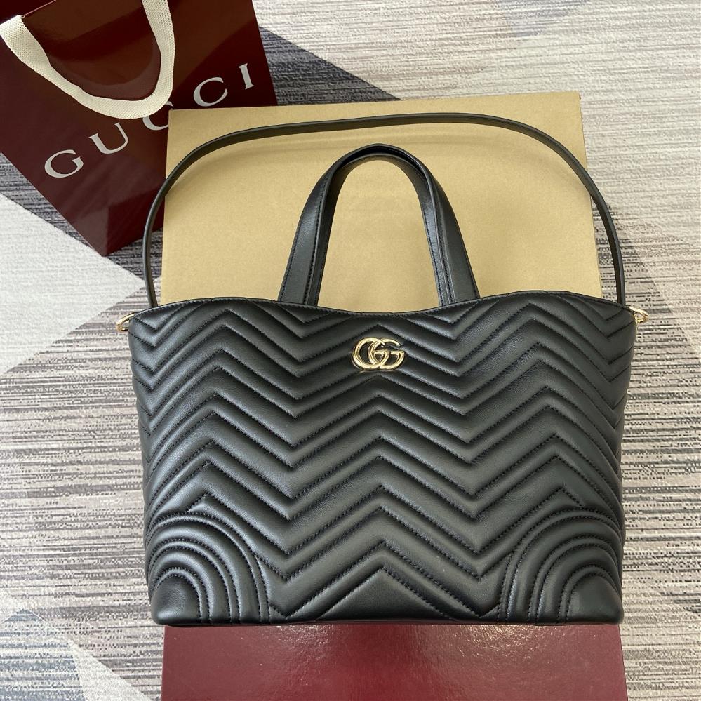 Equipped with a complete set of counter packaging this tote bag injects new charm into the GG Marmont series with a new silhouette in the 2025 autumn