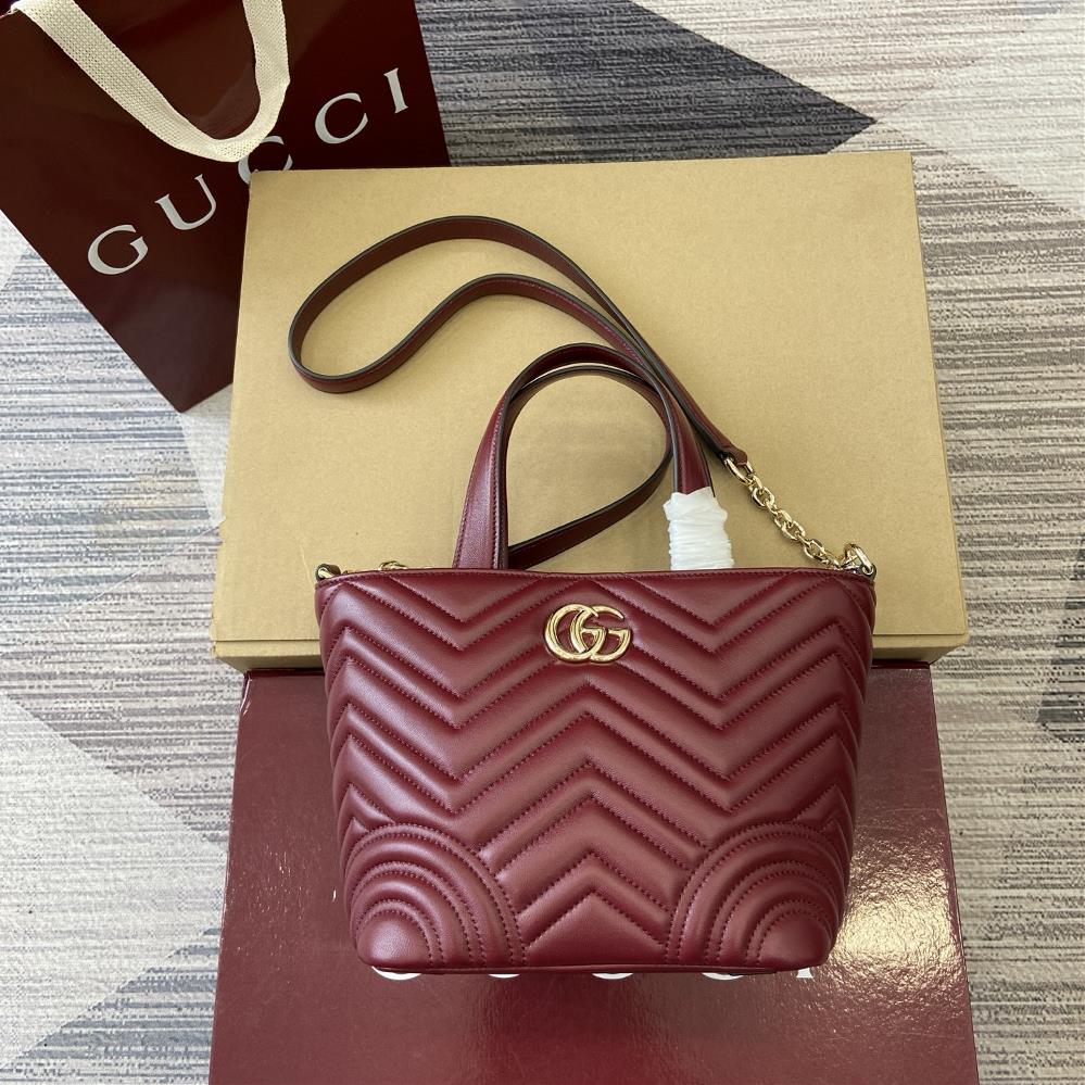Equipped with a complete set of counter packaging this tote bag injects new charm into the GG Marmont series with a new silhouette in the 2025 autumn