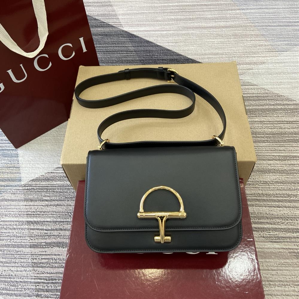 Equipped with a full set of counter packaging for the 2025 autumnwinter collection the Gucci Siena series small shoulder bag continues the evolution