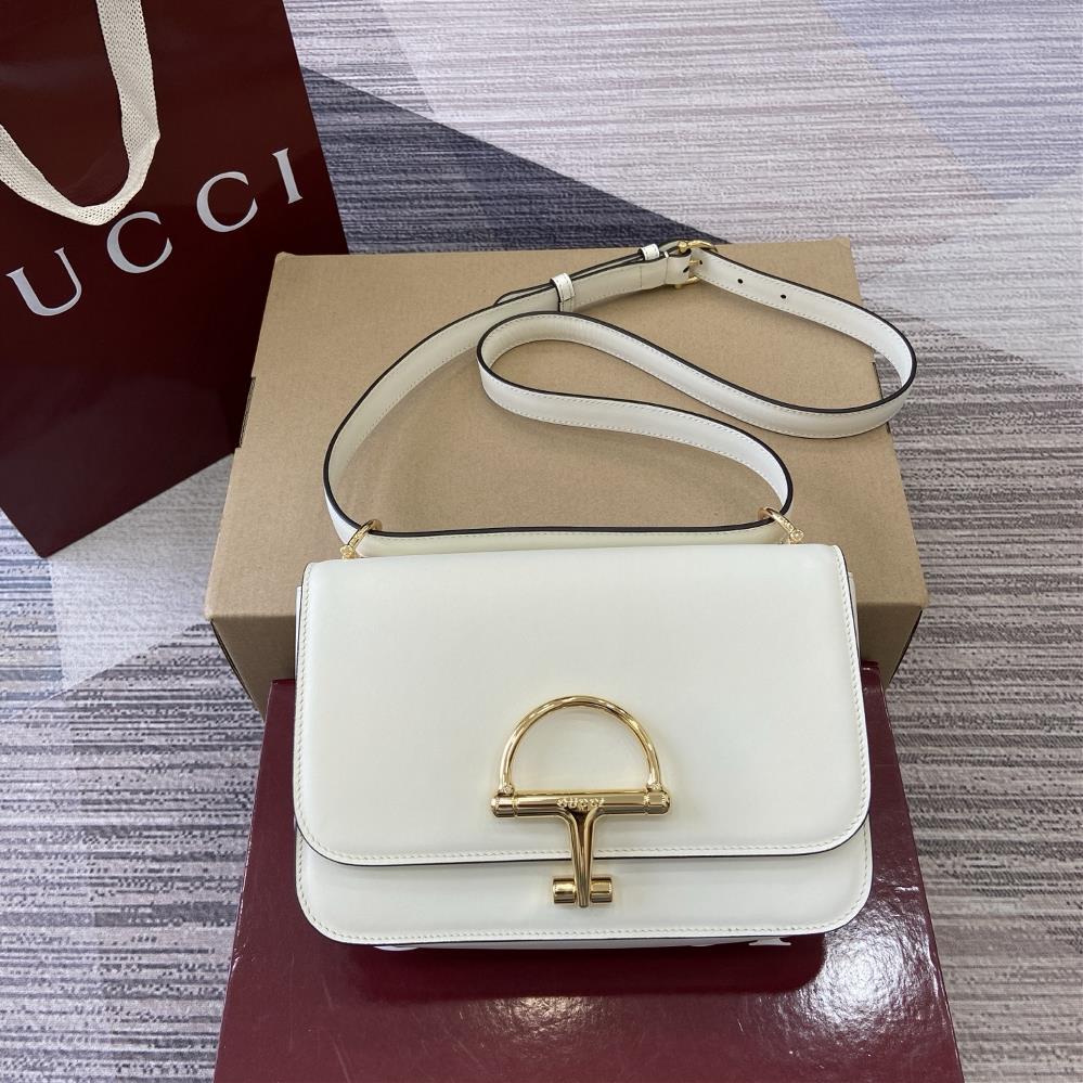 Equipped with a full set of counter packaging for the 2025 autumnwinter collection the Gucci Siena series small shoulder bag continues the evolution