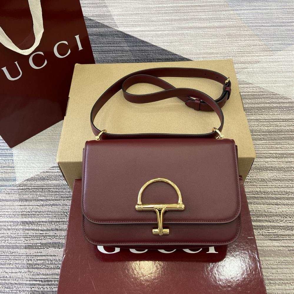 Equipped with a full set of counter packaging for the 2025 autumnwinter collection the Gucci Siena series small shoulder bag continues the evolution