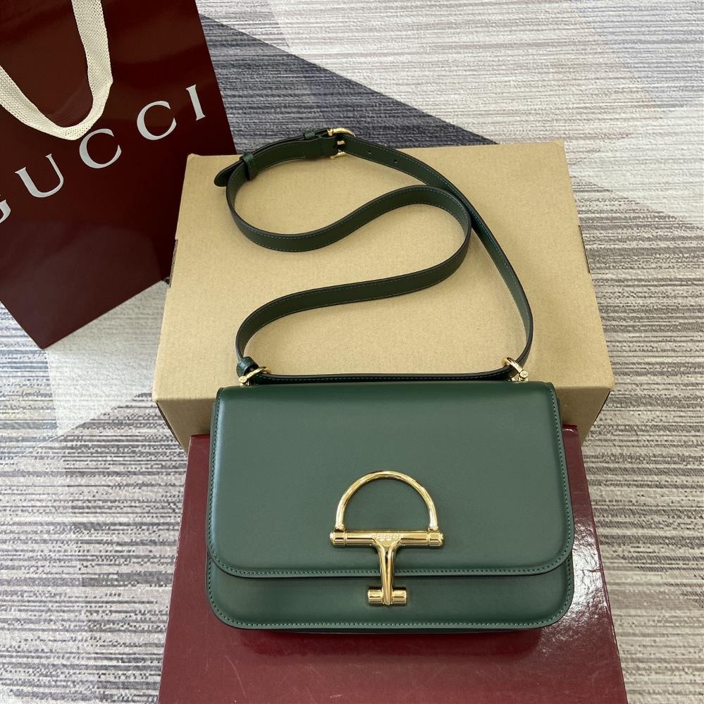 Equipped with a full set of counter packaging for the 2025 autumnwinter collection the Gucci Siena series small shoulder bag continues the evolution