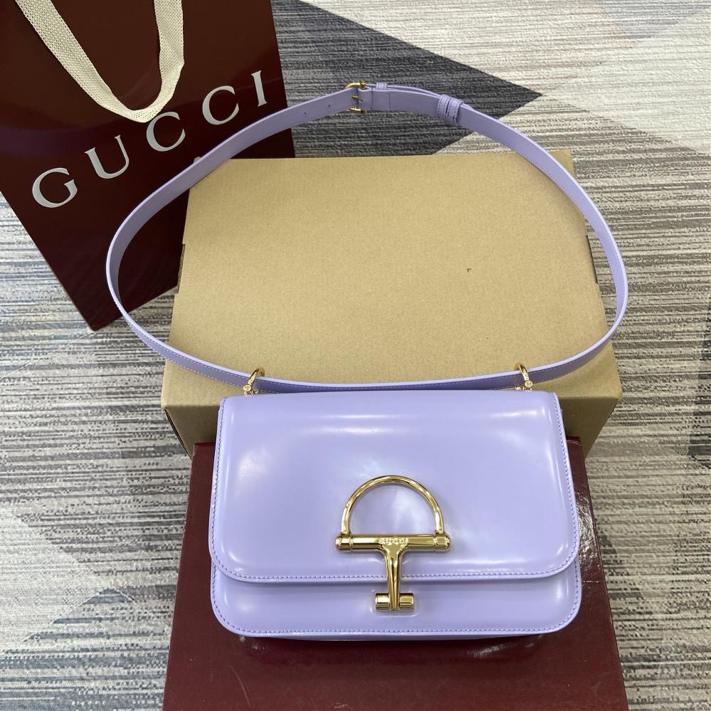 Equipped with a full set of counter packaging for the 2025 autumnwinter collection the Gucci Siena series small shoulder bag continues the evolution