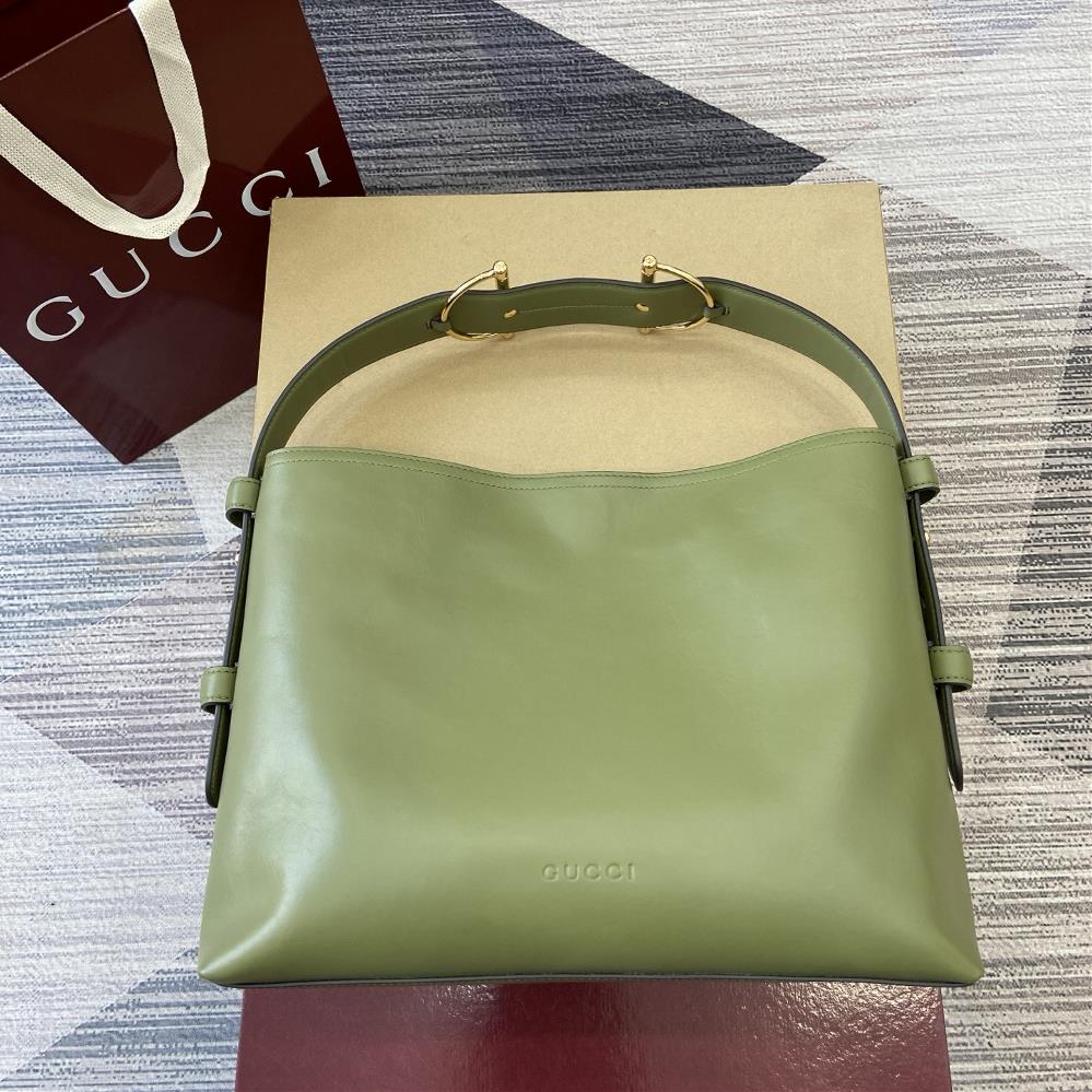 Equipped with a full set of counter packaging for the 2025 autumnwinter collection the Gucci Beatrix handbag series features a casual silhouette wit