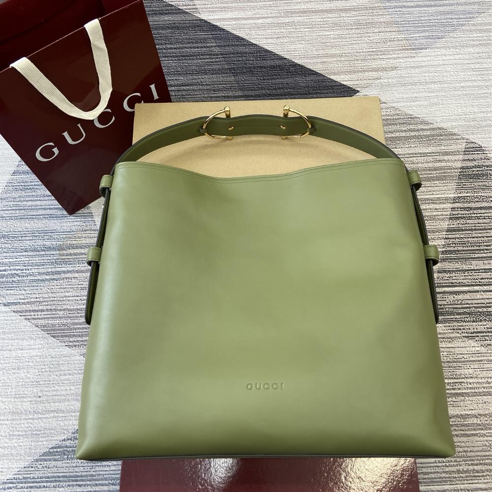 Equipped with a full set of counter packaging for the 2025 autumnwinter collection the Gucci Beatrix handbag series is crafted with cowhide leather