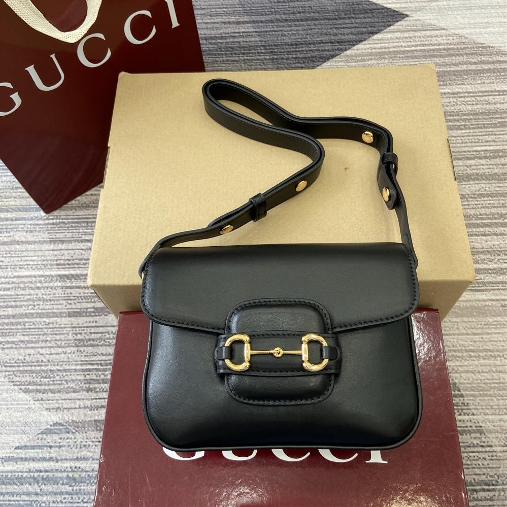 Equipped with a full set of counter packaging for the 2025 autumnwinter collection this shoulder bag reproduces the brands equestrian style design