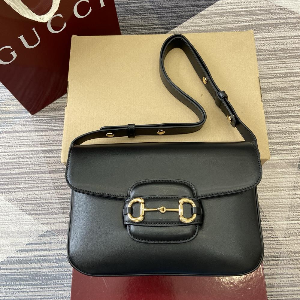 Equipped with a full set of counter packaging for the 2025 autumnwinter collection this shoulder bag reproduces the brands equestrian style design