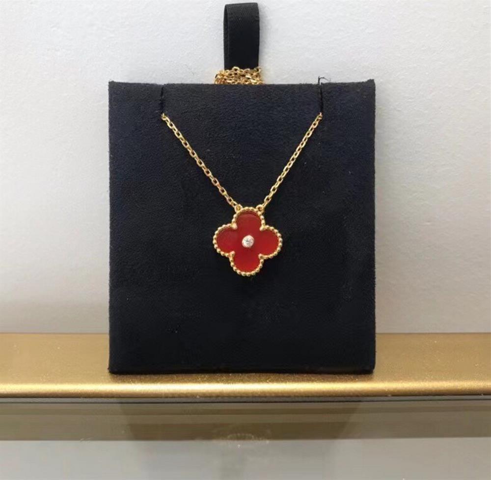 Medium Clover Necklace Collection PicturetagId 9540752TagName  Vac necklace   professional luxury fashion brand agency businessIf you ha