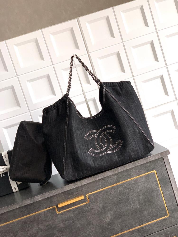 The largesized dark night black OHANEL denim tote bag is stylish versatile and powerful This denim tote bag truly embeds French laziness into DNA