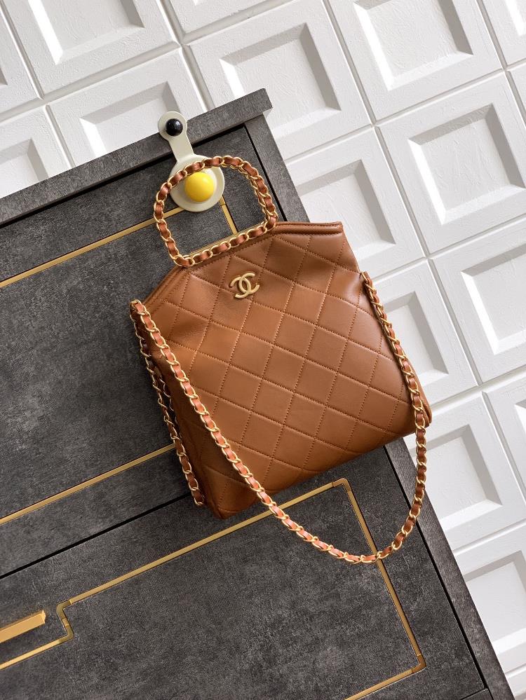 The small leather caramel color has soft and delicate feel The three sizes of Hebe Hebe and Hebe are available in large medium and small sizes The