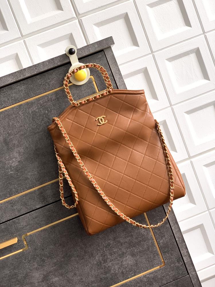 The No 0 leather caramel color has soft and delicate feel The three sizes of Hebe Hebe and Hebe are available in large medium and small sizes The