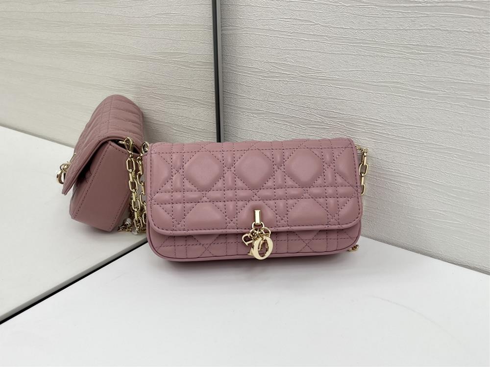 Diors new pearl phone caseThis Lady Dior handbag is exquisitely designed and spacious Crafted with carefully crafted cowhide leather adorned with r