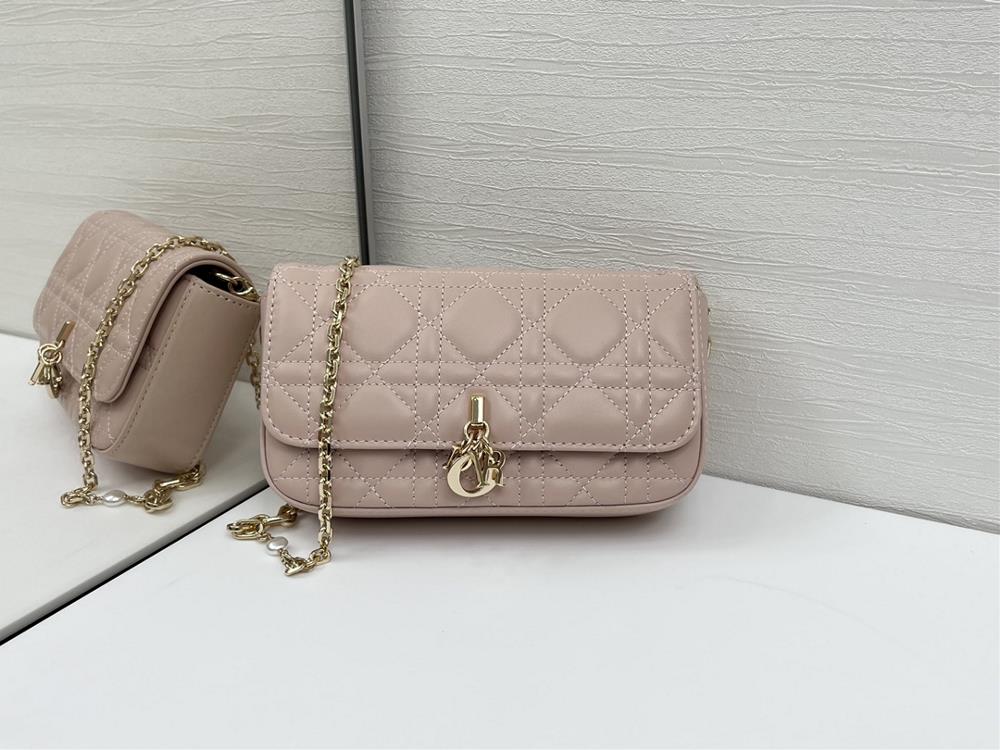 Diors new pearl phone caseThis Lady Dior handbag is exquisitely designed and spacious Crafted with carefully crafted cowhide leather adorned with r