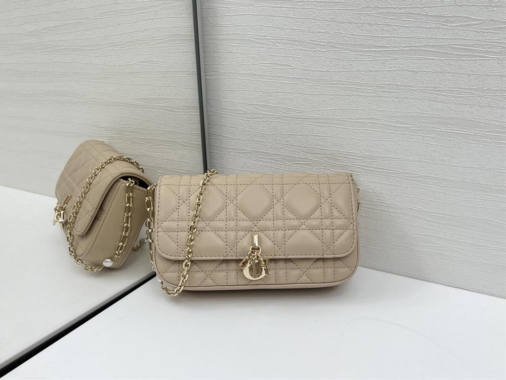 Diors new pearl phone caseThis Lady Dior handbag is exquisitely designed and spacious Crafted with carefully crafted cowhide leather adorned with r