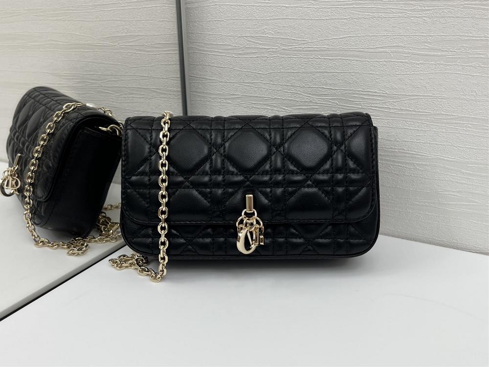 Diors new pearl phone caseThis Lady Dior handbag is exquisitely designed and spacious Crafted with carefully crafted cowhide leather adorned with r