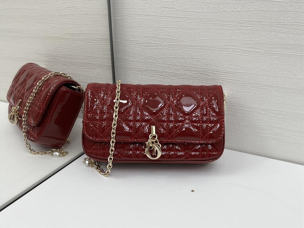 Diors new pearl phone caseThis Lady Dior handbag is exquisitely designed and spacious Crafted with carefully crafted cowhide leather adorned with r