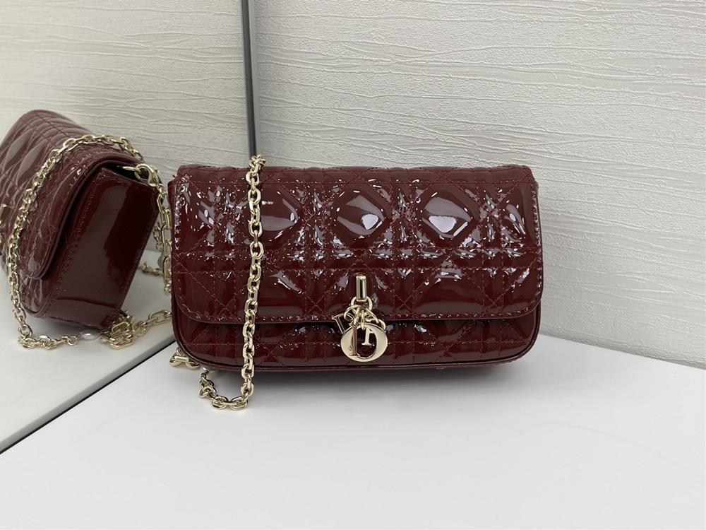 Diors new pearl phone caseThis Lady Dior handbag is exquisitely designed and spacious Crafted with carefully crafted cowhide leather adorned with r
