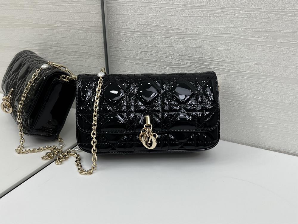 Diors new pearl phone caseThis Lady Dior handbag is exquisitely designed and spacious Crafted with carefully crafted cowhide leather adorned with r