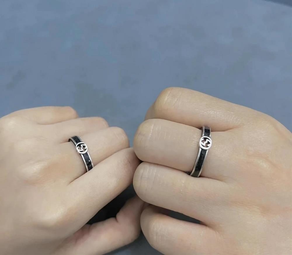 Narrow version p238 wide Gucci 925 sterling silver double G black enamel ringNarrow version 10 12 14 16 18 20 22Code R0085Wide version 10 12 14 16 18