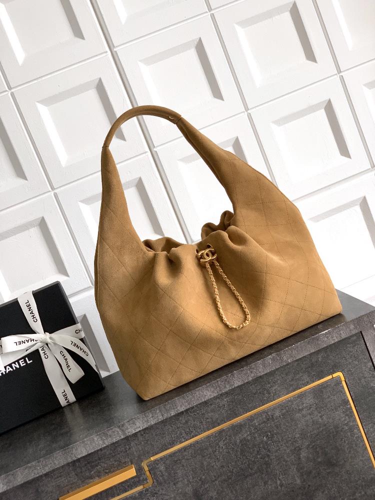 The suede brown OHANEL 26C Chanel Hobo Bag with a casual posture expresses elegance The perfect blend of soft tire leather and metal chain interpre