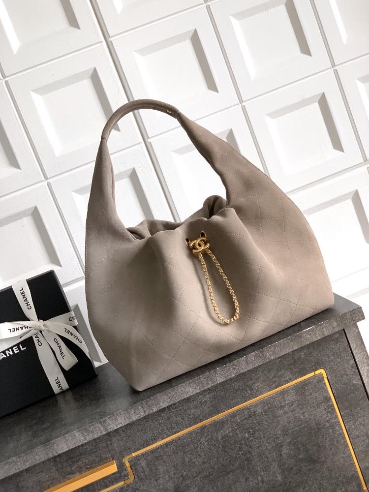 The suede iron grey OHANEL 26C Chanel Hobo Bag with a casual posture expresses elegance The perfect blend of soft leather and metal chain interpre