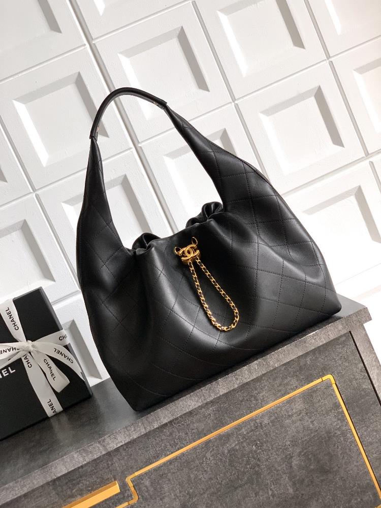 The OHANEL 26C Chanel Hobo Bag made of black cowhide embodies a casual and elegant posture The perfect blend of soft leather and metal chains inter