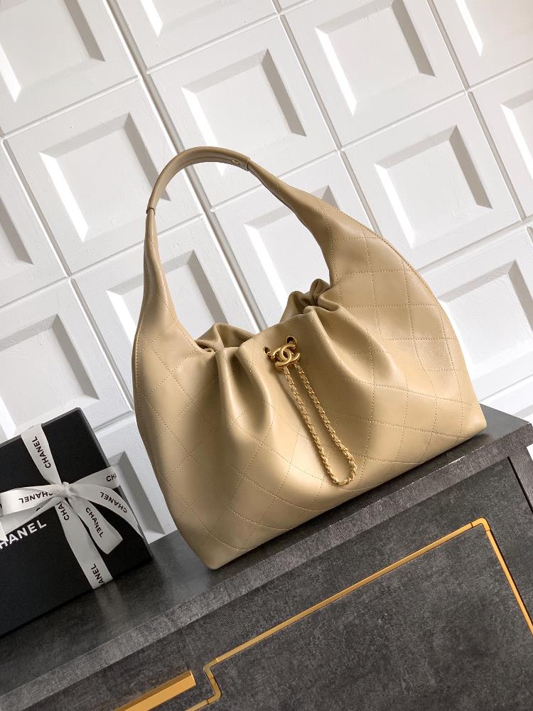 The OHANEL 26C Chanel Hobo Bag with its light apricot colored calf leather exudes an elegant and casual posture The perfect blend of soft leather a
