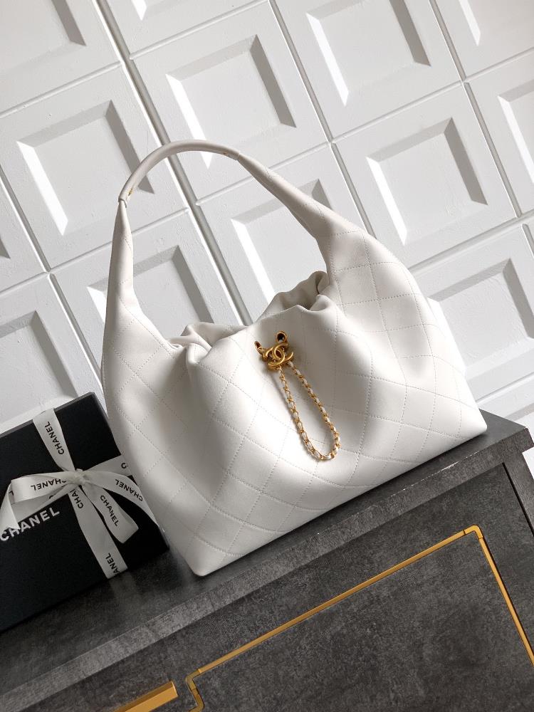 The OHANEL 26C Chanel Hobo Bag made of white cowhide features a casual and elegant posture The perfect blend of soft leather and metal chains inter