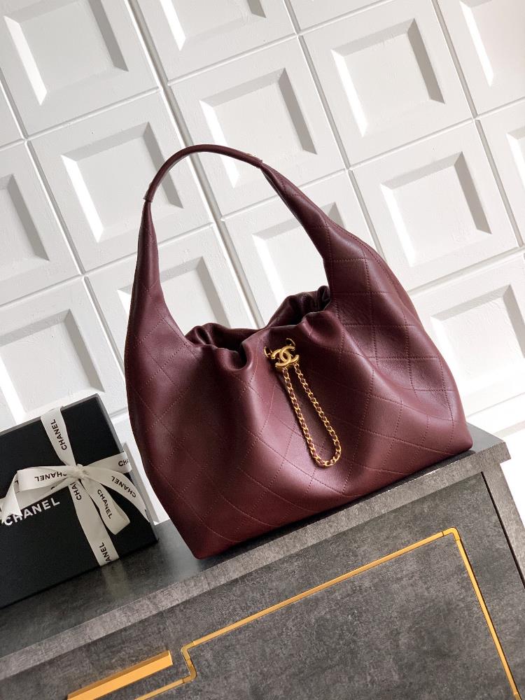 The OHANEL 26C Chanel Hobo Bag made of 0 burgundy calf leather embodies a casual and elegant posture The perfect blend of soft leather and metal c