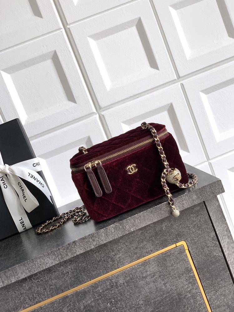 Wine red silk diamond gold bead buckle OHANEL 25B popular box bag exquisite and unique chain small makeup box can hold a phone the capacity is very t
