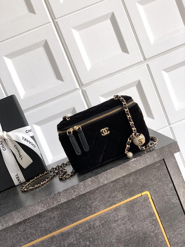 Black silk diamond gold bead buckle OHANEL 25B popular box bag exquisite and unique chain small makeup box can hold a phone the capacity is very touc