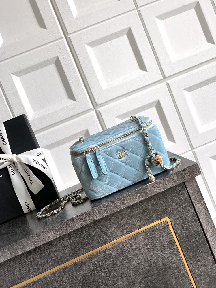 Glacier Blue Silk Diamond Gold Bead Buckle OHANEL 25B Explosive Box Bag Exquisite and Unique Chain Small Makeup Box can hold a phone with a very touc