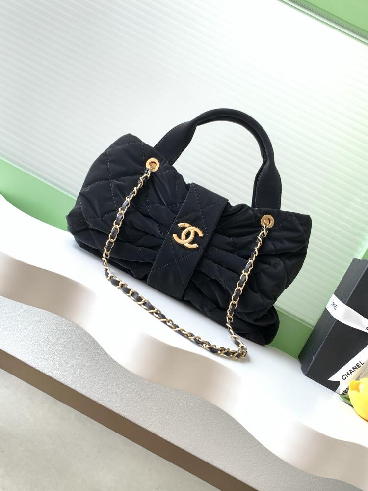 Chanel 25K bow is comingThis season the bowtie element deeply touched my girlish heartThe clothes look much better and the price is much higher than