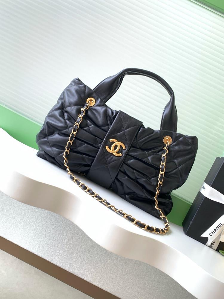 Chanel 25K bow is comingThis season the bowtie element deeply touched my girlish heartThe clothes look much better and the price is much higher than