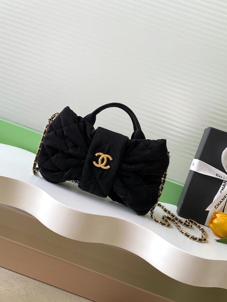 Chanel 25K bow is comingThis season the bowtie element deeply touched my girlish heartThe clothes look much better and the price is much higher than