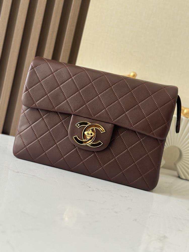 0 Beisaos Chanel Exclusive Large Gold Buckle Back BagThe Chanel Classic Flap Bag in stock is a product that was re released by Louis Vuitton in 1983