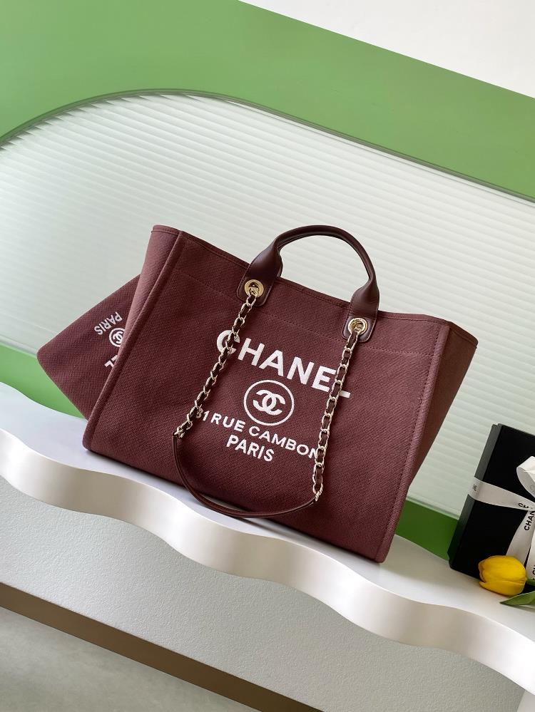 Chanel beach bag shopping bagMade of cotton material with a combination of calf leather a