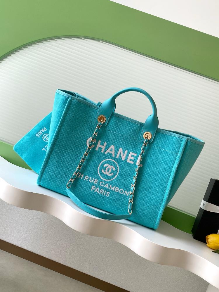Chanel beach bag shopping bagMade of cotton material with a combination of calf leather a