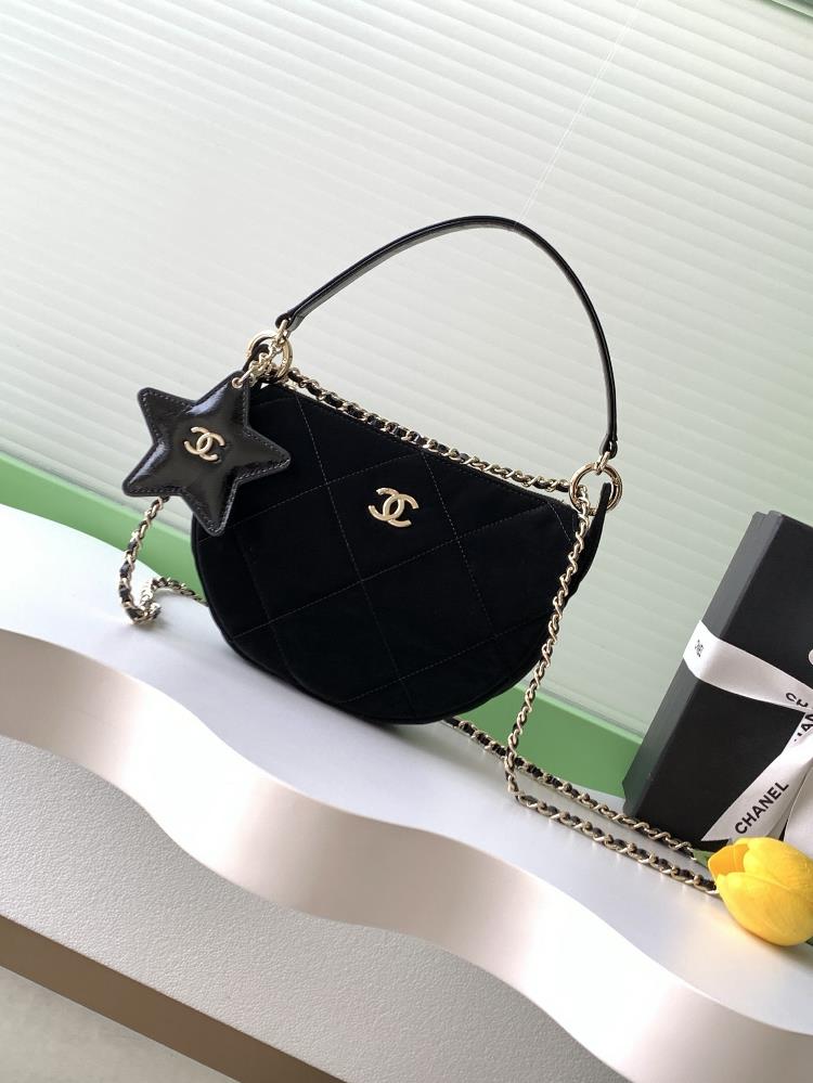 Chanel 25N Black Velvet Crescent BagThe semicircular crescent bag is also paired with a s