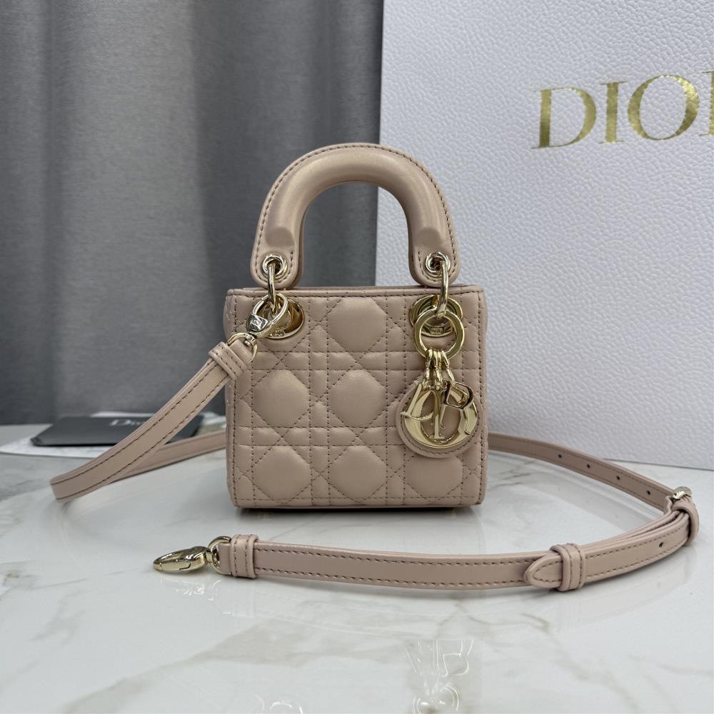 Three grid mini sheepskin light pink pearl number 0586Three grid mini sheepskin light pink pearlThe latest super mini series that is popular all over