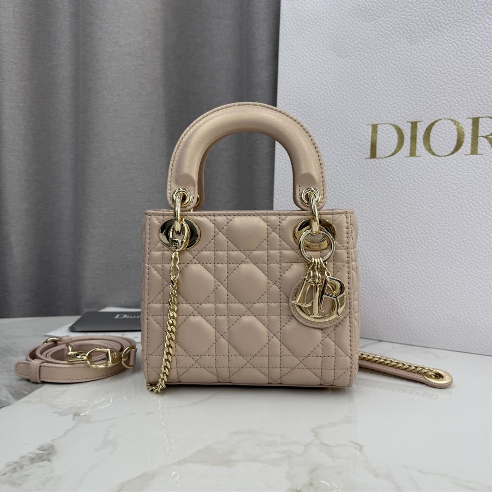 Three grid light pink pearl sheepskin gold buckle Daifei bag number M0505This Lady Dior handbag embodies Diors profound insight into elegance and bea