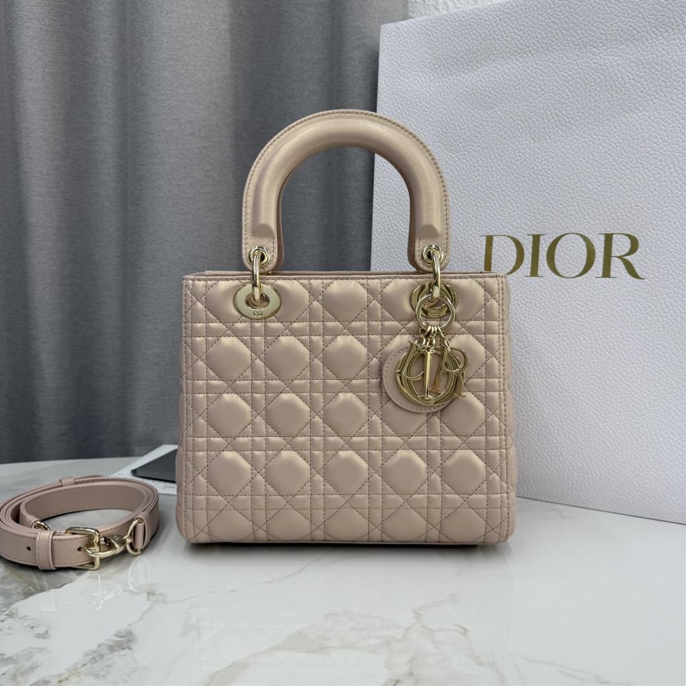 Five grid light pink pearl sheepskin gold buckle Daifei bag number M0565This Lady Dior handbag embodies Diors profound insight into elegance and beau