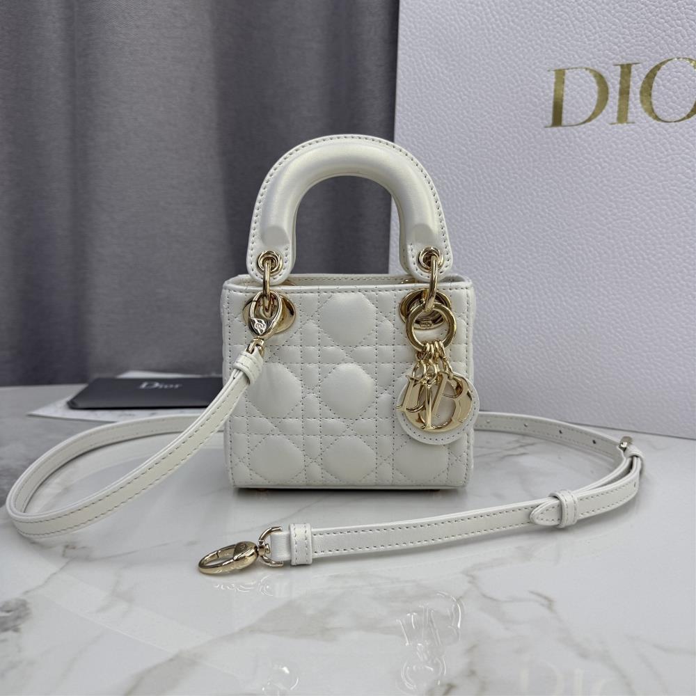 Three grid mini sheepskin pearl white code 0586Three grid mini sheepskin pearl whiteThe la