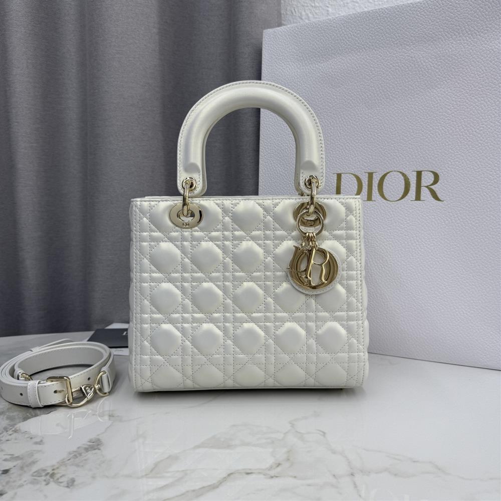 Five Grid Pearl White Sheep Leather Gold Buckle Concubine Bag No M0565This Lady Dior handbag embodies Diors profound insight into elegance and beaut
