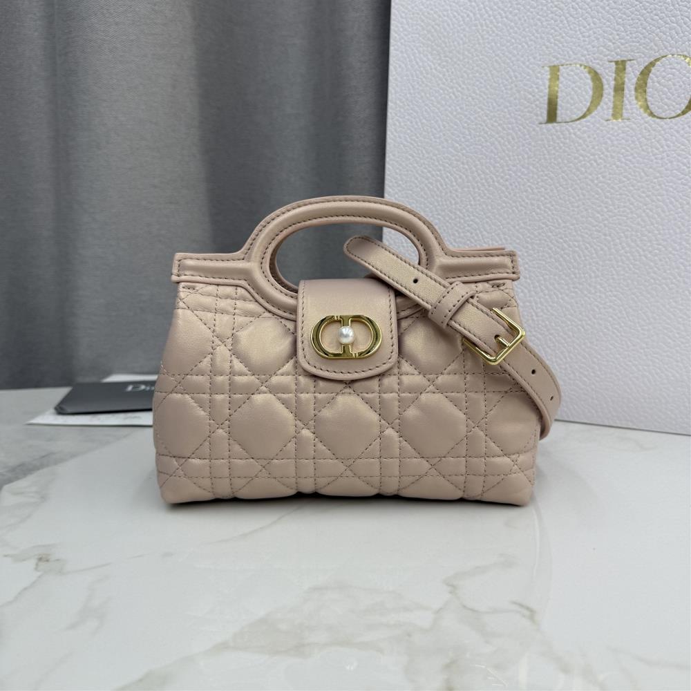 Dior Jolie Top Handle No S3123 Light Pink PearlThis Dior Jolie Top Handle mini chain handbag is a new addition to the 2026 early spring ready to wear