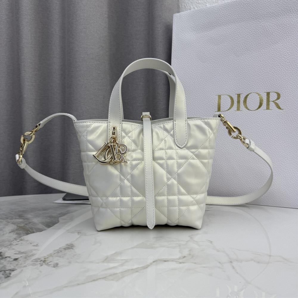M2835 Pearl WhiteThis Dior Toujours vertical handbag is a new product in the early spring