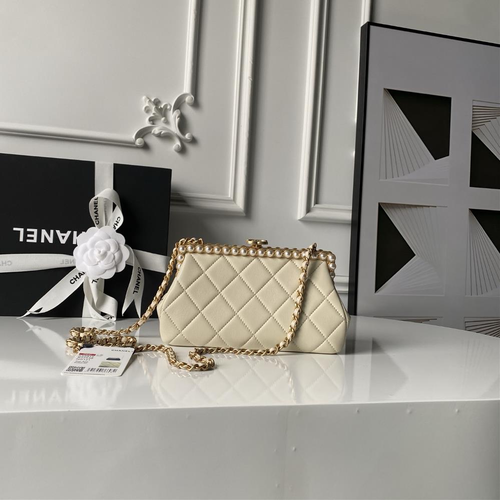 Chanel 26C Pearl Banquet Bag AS5912 is full of highend feeling The soft and delicate texture of the lambskin leather is the signature craftsmanship