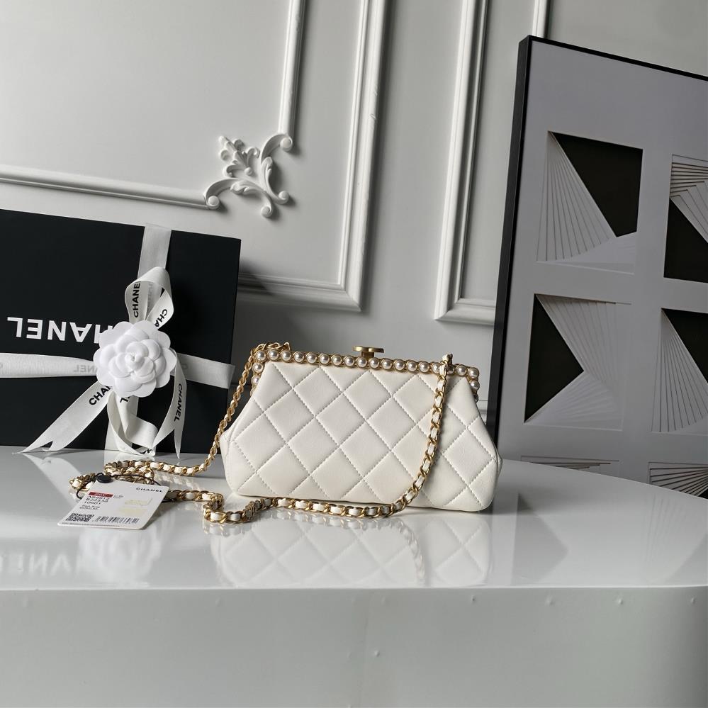 Chanel 26C Pearl Banquet Bag AS5912 is full of highend feeling The soft and delicate tex