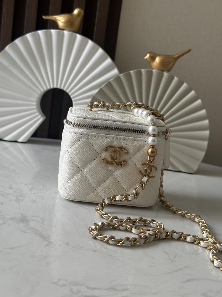 Full package latest makeup box bag Chanel 25S new pearl chain 2025 wants to buy a small waste bag the weather suddenly warms up want to carry a smal