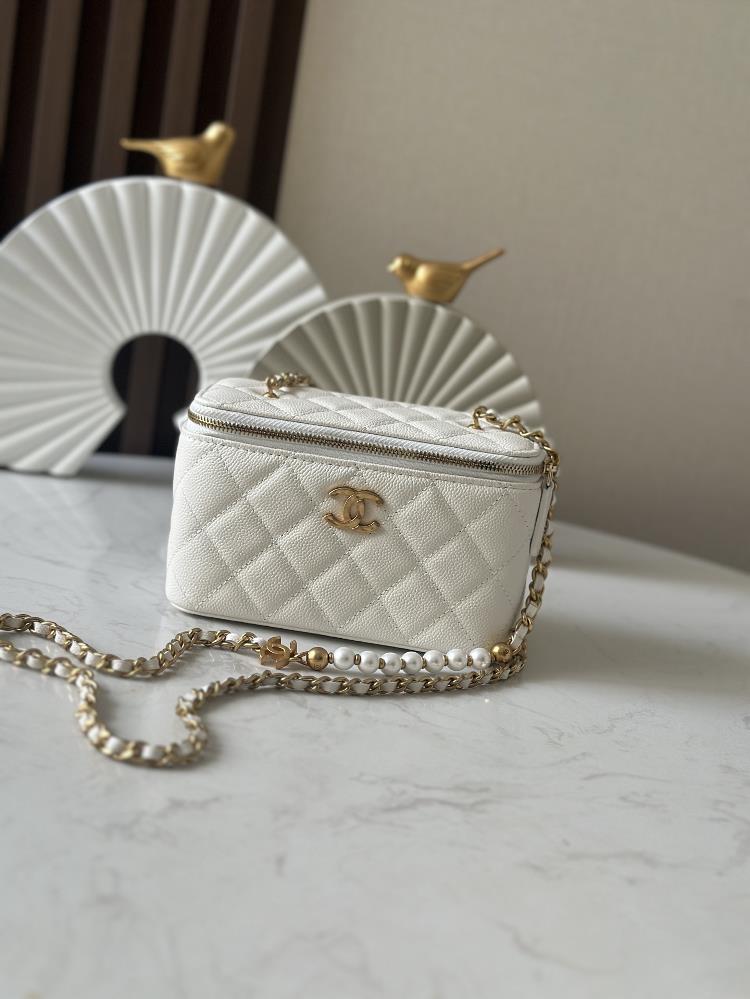 Full package latest makeup box bag Chanel 25S new pearl chain 2025 wants to buy a small waste bag the weather suddenly warms up want to carry a smal